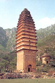 برج معبد بودائي سونگ يو ( song yue) در کوهستان سونگ شان