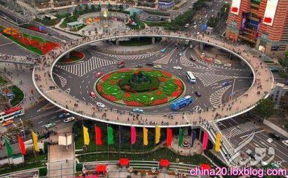 پل عابر پیاده لوجیازوی واقع در منطقه‌ پودونگ (Pudong) در محدوده شهر شانگهای نه تنها یکی از دیدنی های شانگهای چین است